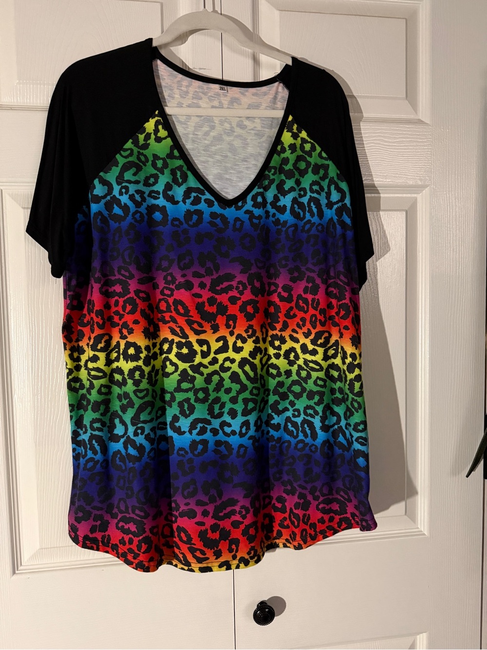 Women’s Rainbow Leopard V-Neck Top - Black Sleeves - Size 2X - Picture 2 of 3